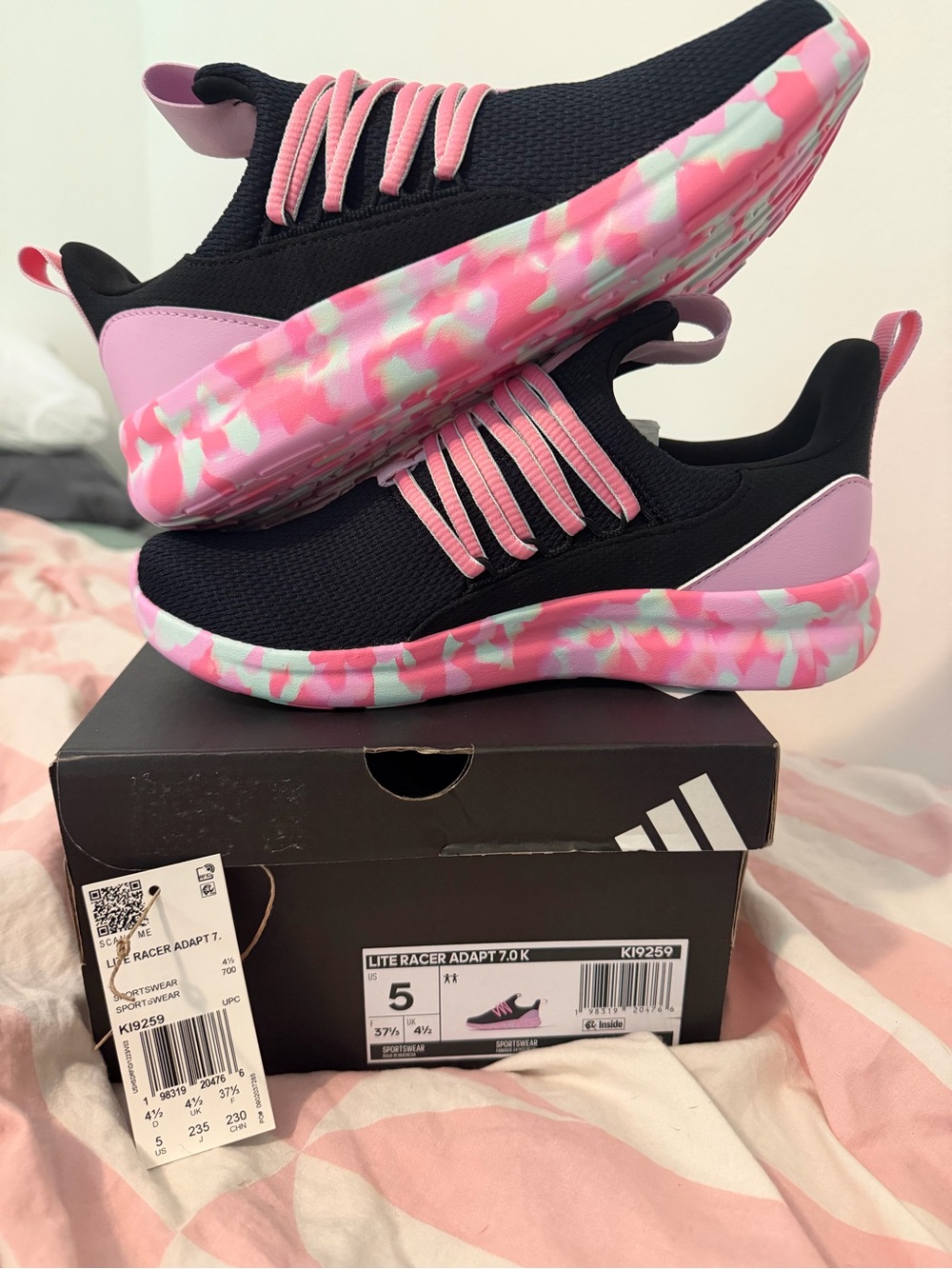 Adidas Kids Black Sneakers with Pink Patterned Sole🚨Fits Women 6.5🚨